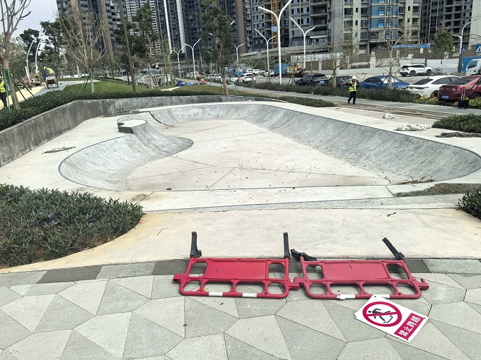 深圳宝安滑板新地标：混凝土碗池挑战极限运动风潮
